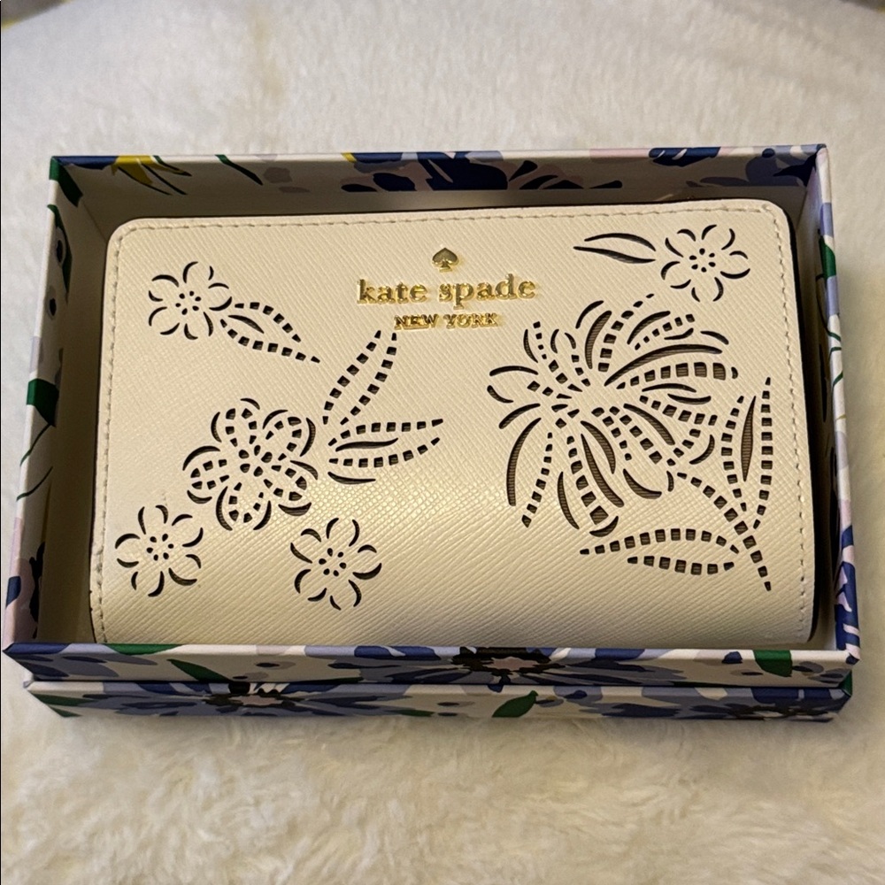 NWT Kate spade ♠️ boxed medium compact bifold wallet.